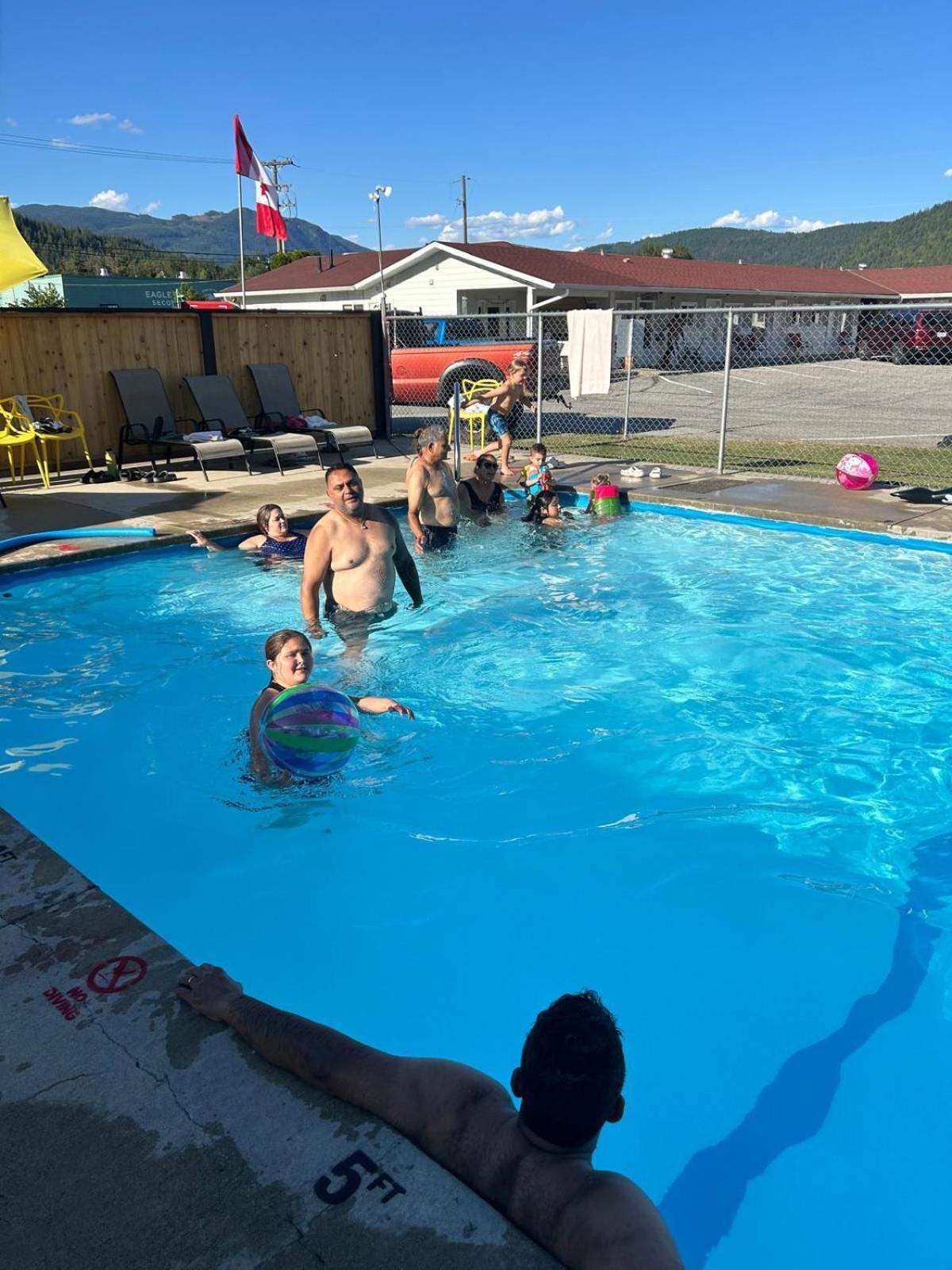 Paradise Motel Sicamous Eksteriør bilde